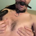 Hmmmmmmm më tërturon me lodra geta qafore dhe pranga ky tipi dhe karin e tij! I ftuar si prostitut në nje shpi publike - mine peza